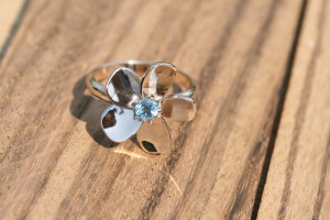 Verlovingsring,bloemring,witgouden ring topaas.